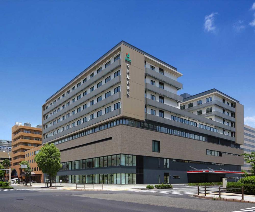 介護施設の建物外観。複数階建ての近代的な設計で、明るい日中に撮影された広角写真。